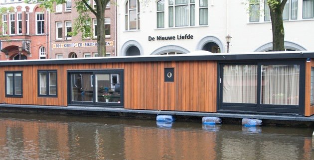 Sleeping on a houseboat in Amsterdam